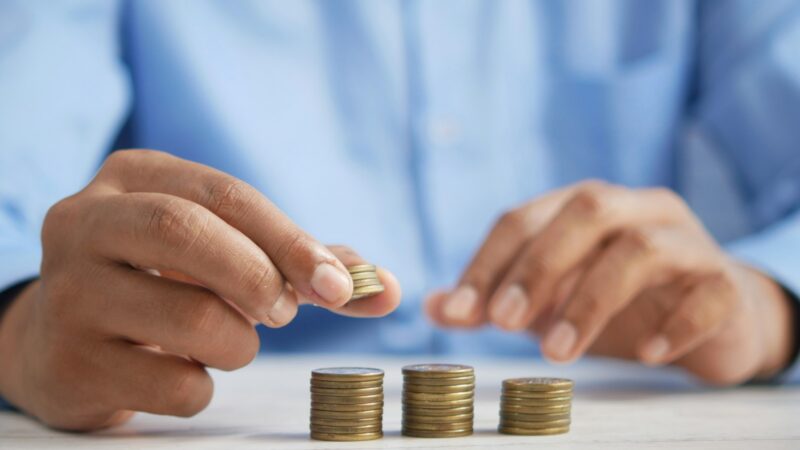 Persona organizando dinero destinado al ahorro y a beneficios económicos