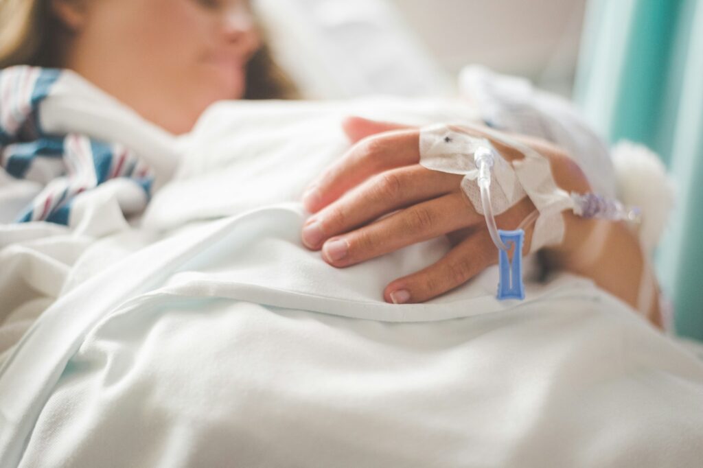 Profesional de la salud atiende a un paciente en un hospital, como referencia al plan para resolver servicios médicos pendientes