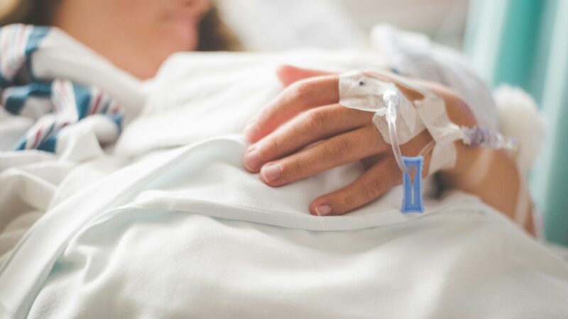 Profesional de la salud atiende a un paciente en un hospital, como referencia al plan para resolver servicios médicos pendientes