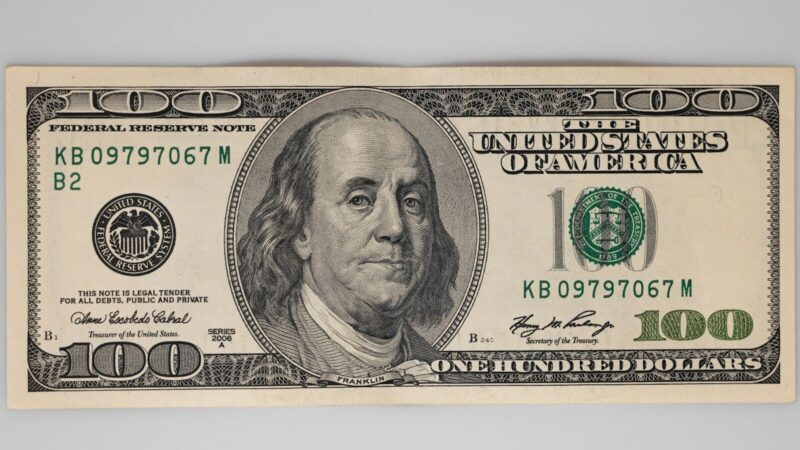 Billetes de dólar y monedas representan el comportamiento del mercado cambiario