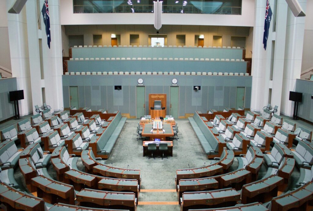 Salón de sesiones de un Congreso durante un debate legislativo sobre el presupuesto nacional