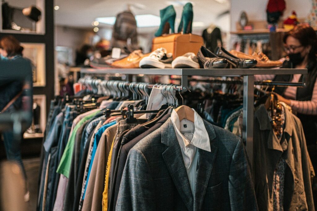 Interior de una tienda de moda femenina con prendas organizadas en exhibidores