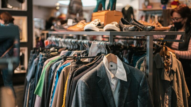 Interior de una tienda de moda femenina con prendas organizadas en exhibidores