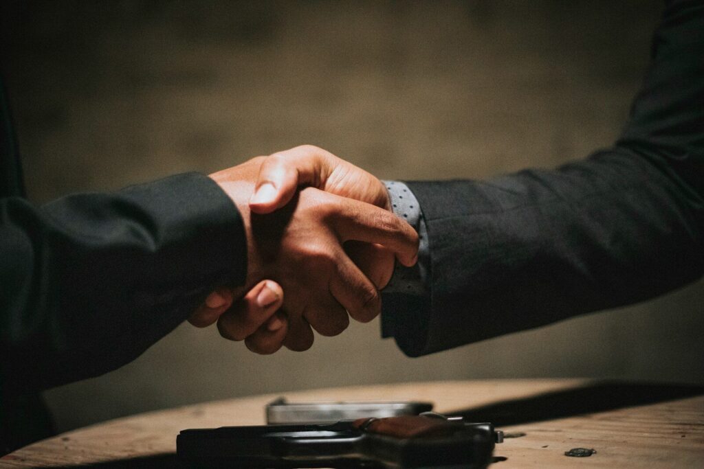 Representantes gubernamentales durante la firma de un acuerdo comercial internacional