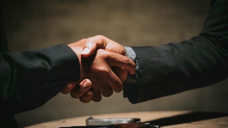 Representantes gubernamentales durante la firma de un acuerdo comercial internacional