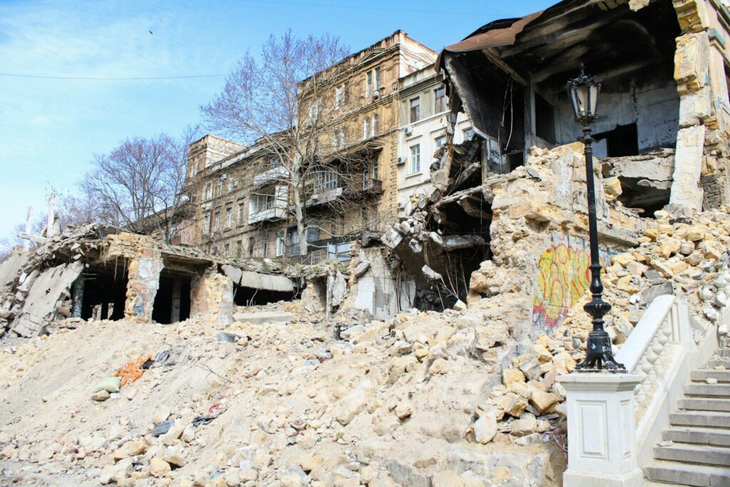 Viviendas dañadas y trabajos de reconstrucción después de un terremoto