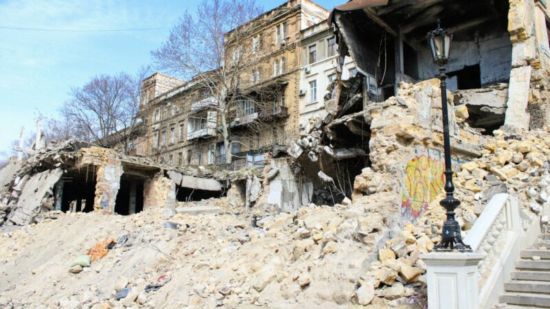 Viviendas dañadas y trabajos de reconstrucción después de un terremoto