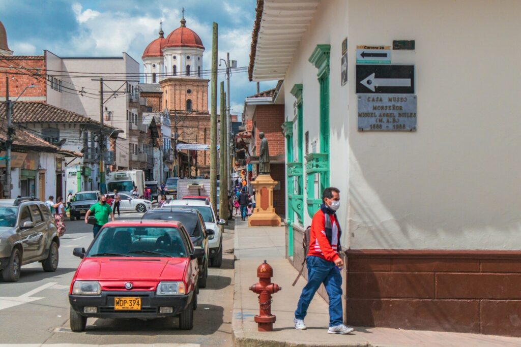 Carretera de conexión entre ciudades del Caribe colombiano con vehículos circulando