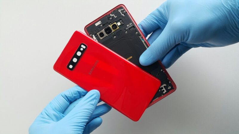 Especialista analiza información de un teléfono y otros dispositivos en un laboratorio de informática forense