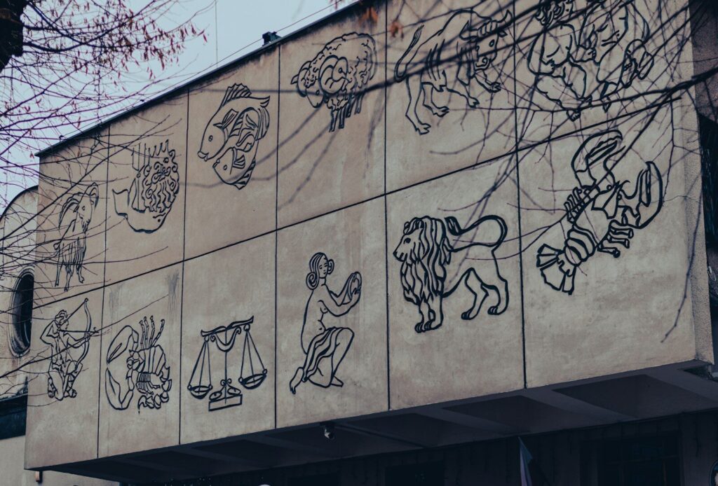 Símbolos de los doce signos zodiacales en una imagen conceptual sobre el horóscopo