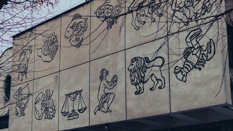 Símbolos de los doce signos zodiacales en una imagen conceptual sobre el horóscopo