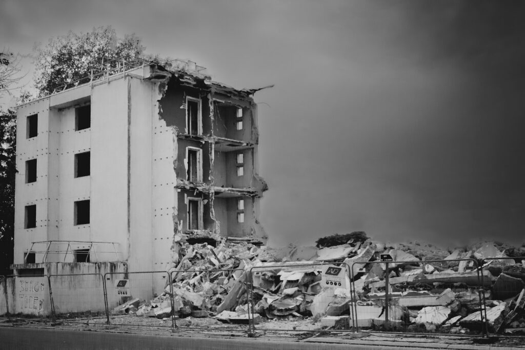 Trabajadores y estructuras afectadas durante labores de reconstrucción después de un terremoto