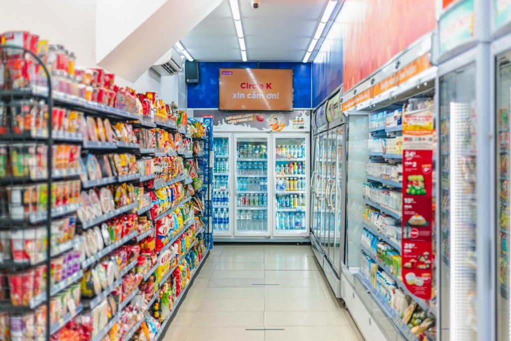 Persona comprando en un establecimiento comercial, imagen referencial sobre la desaceleración de las ventas minoristas en Colombia