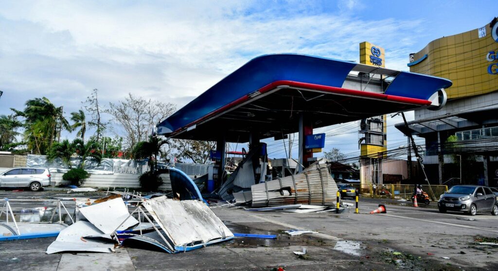Infraestructura de un peaje destruida tras una explosión en una carretera