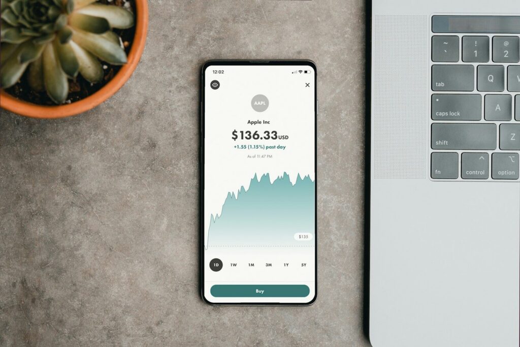 Persona revisando opciones de ahorro e inversión en una aplicación financiera desde su celular