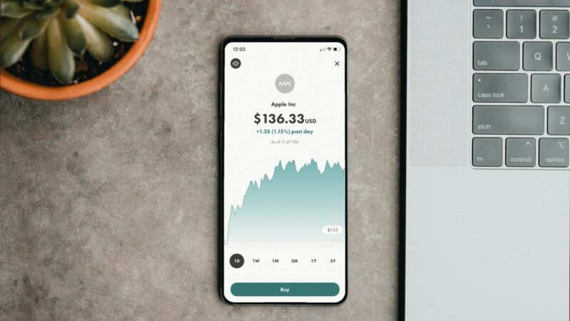 Persona revisando opciones de ahorro e inversión en una aplicación financiera desde su celular