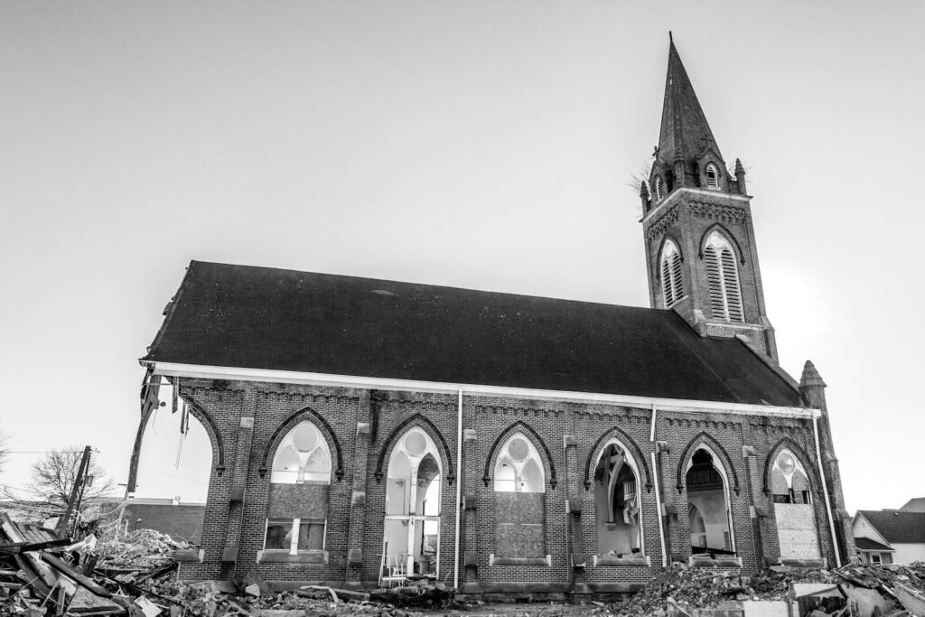 Capilla de un cementerio con daños estructurales tras un terremoto