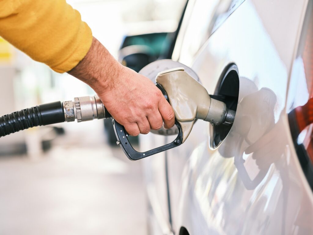 Persona abastece combustible en una estación de gasolina: el precio de la gasolina subió en octubre de 2026