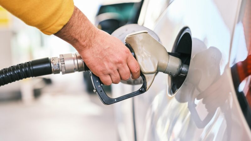 Persona abastece combustible en una estación de gasolina: el precio de la gasolina subió en octubre de 2026