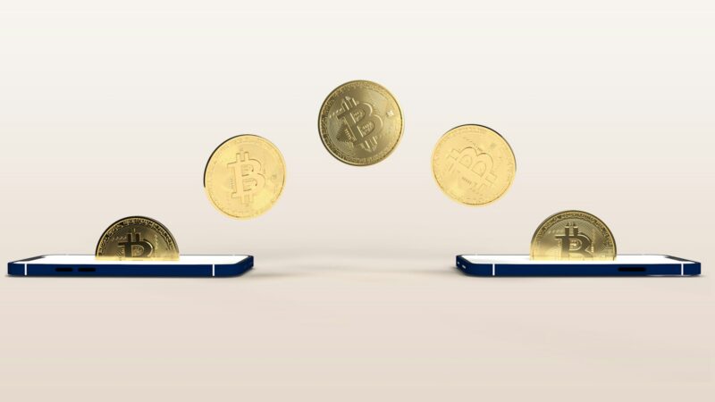 Persona revisa una aplicación de ahorro y finanzas digitales en un teléfono inteligente