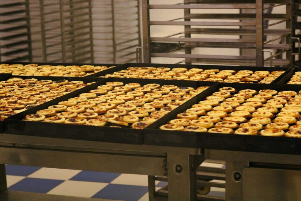 Línea de producción automatizada en una planta de alimentos