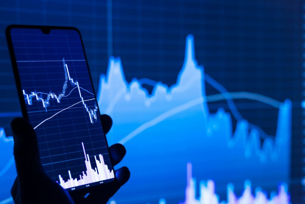 Pantallas con cotizaciones bursátiles y gráficos de mercados financieros