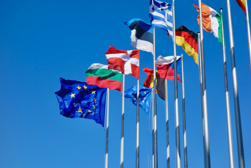 Banderas de varios países en un escenario de reunión diplomática internacional