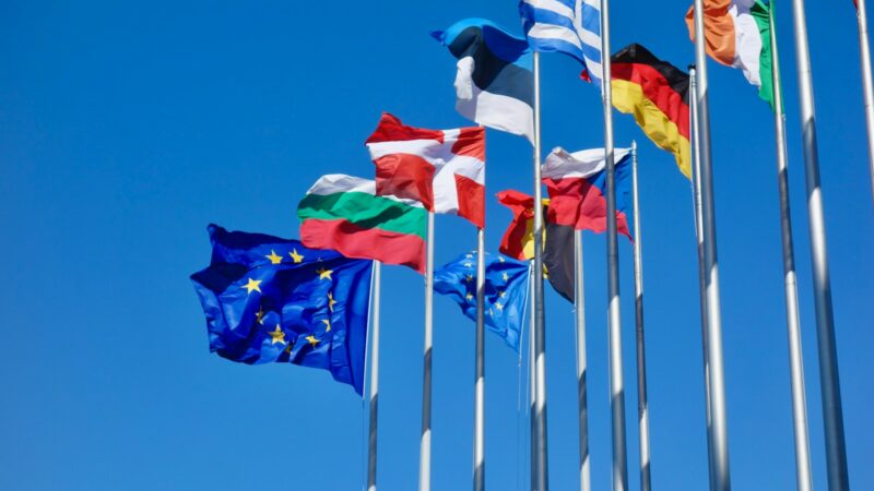 Banderas de varios países en un escenario de reunión diplomática internacional