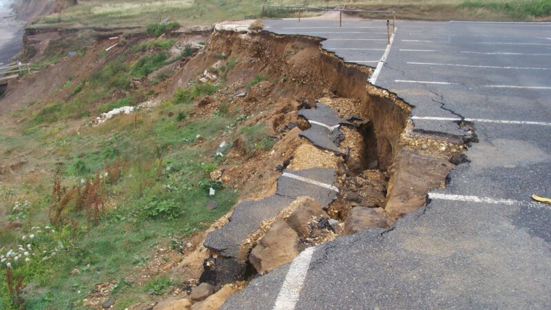 Obras y maquinaria en una zona afectada por un terremoto durante trabajos de reconstrucción
