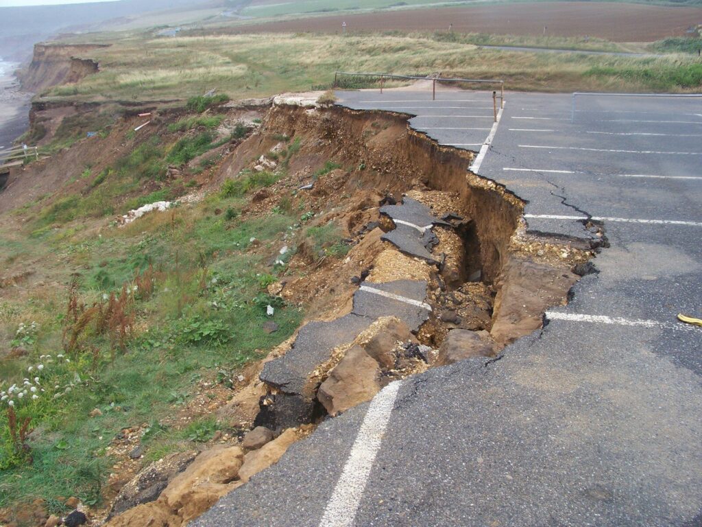 Carretera afectada por un terremoto mientras avanzan las labores de emergencia