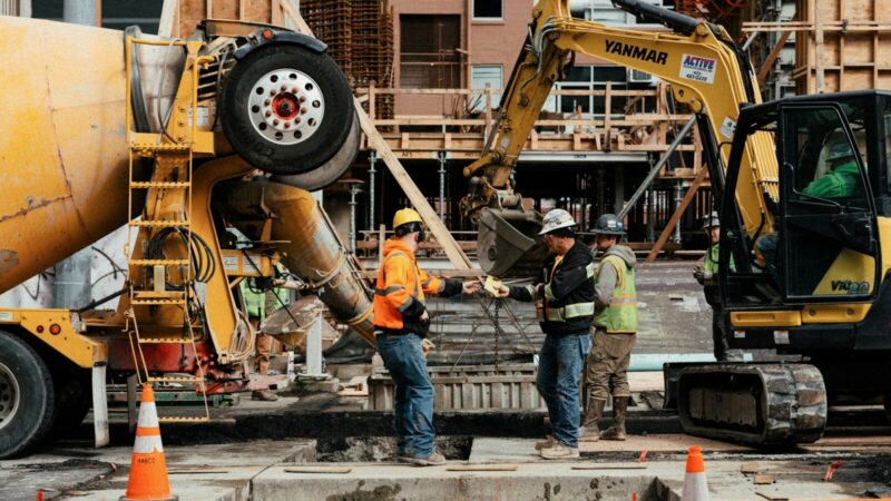 Trabajadores de la construcción participan en obras de reconstrucción de una zona afectada por un terremoto