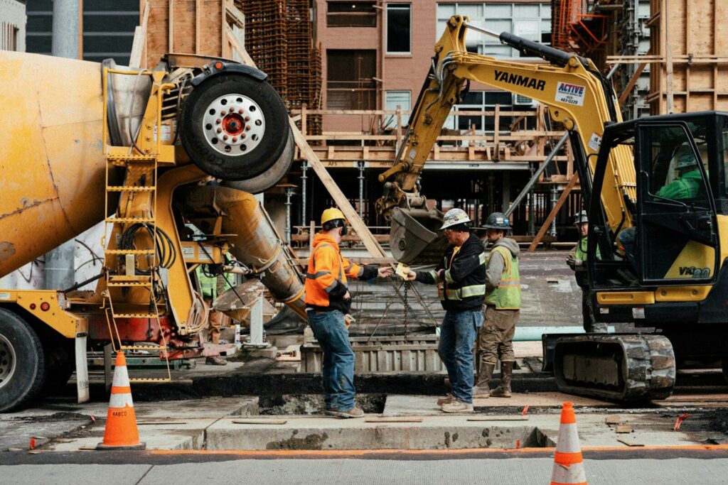Obras de reconstrucción de infraestructura en una zona afectada por un terremoto