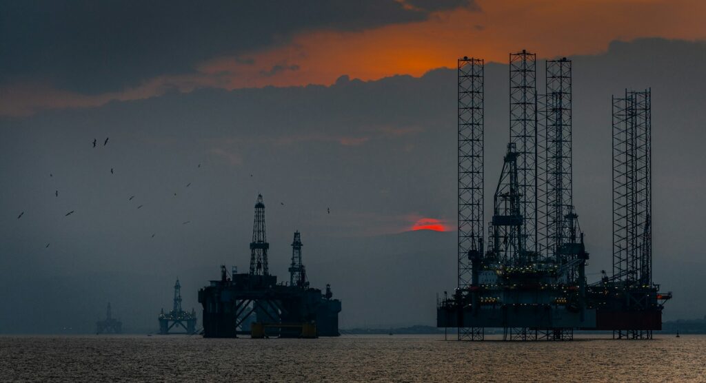 Torre de perforación en una operación de producción de petróleo y gas