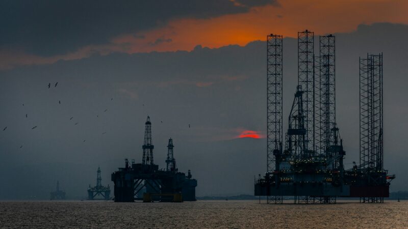Torre de perforación en una operación de producción de petróleo y gas