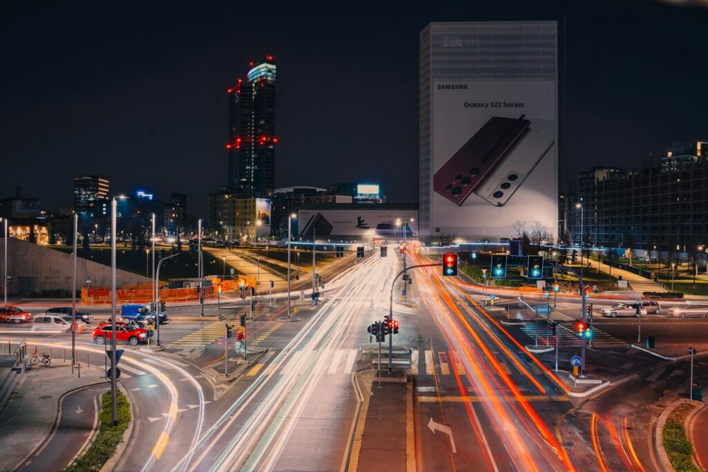 Antena de telecomunicaciones que representa la expansión de las redes móviles 5G