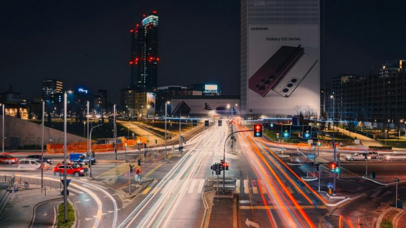 Antena de telecomunicaciones que representa la expansión de las redes móviles 5G