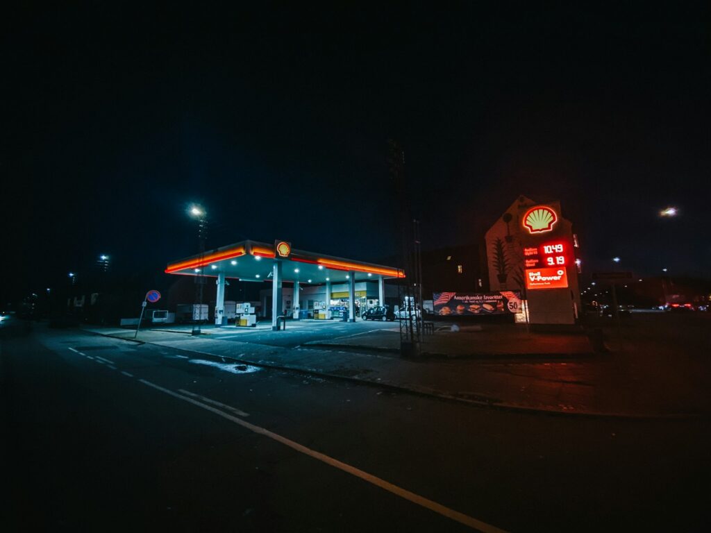 Vehículos de emergencia y autoridades durante una investigación en una estación de servicio de noche