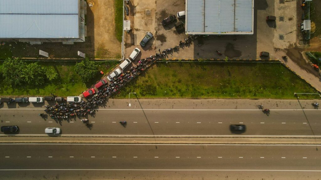 Carretera bloqueada durante una operación de emergencia y verificación de seguridad