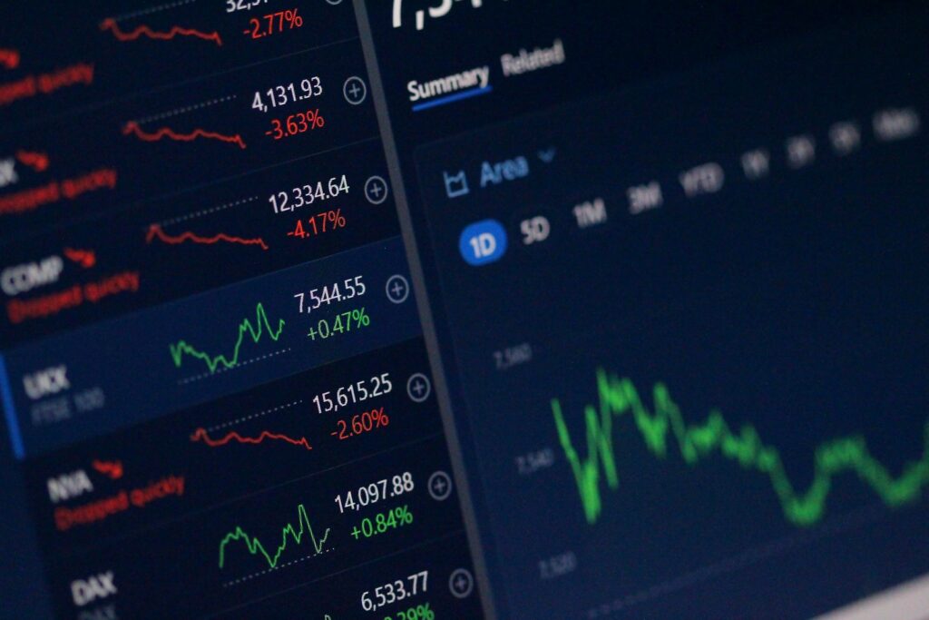 Pantallas con información de mercados financieros y cotizaciones bursátiles durante una jornada de negociación