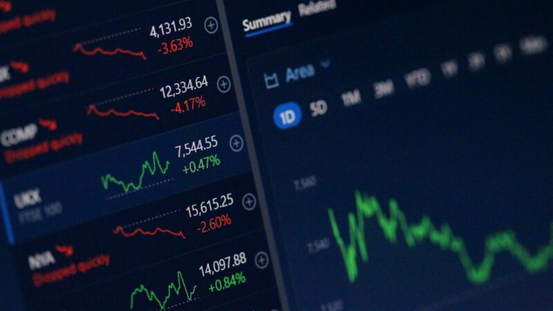 Pantallas con información de mercados financieros y cotizaciones bursátiles durante una jornada de negociación