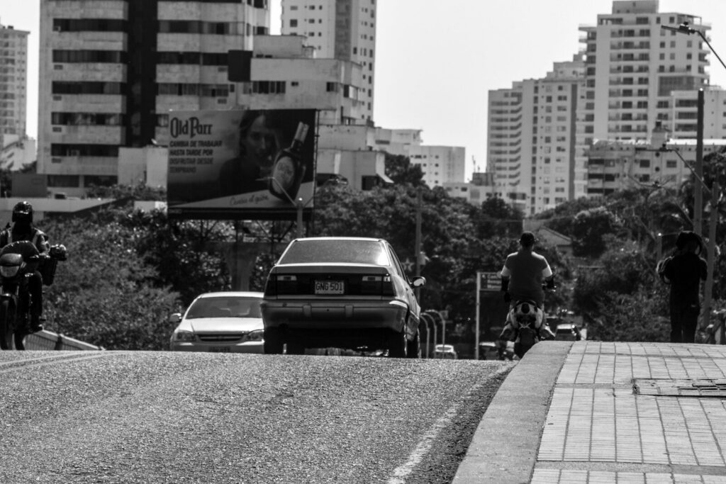 Policías realizan un procedimiento de seguridad en una calle
