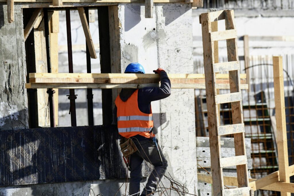 Trabajadores en una obra de construcción de viviendas
