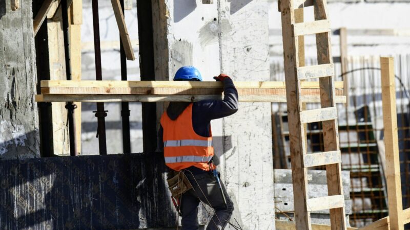 Trabajadores en una obra de construcción de viviendas