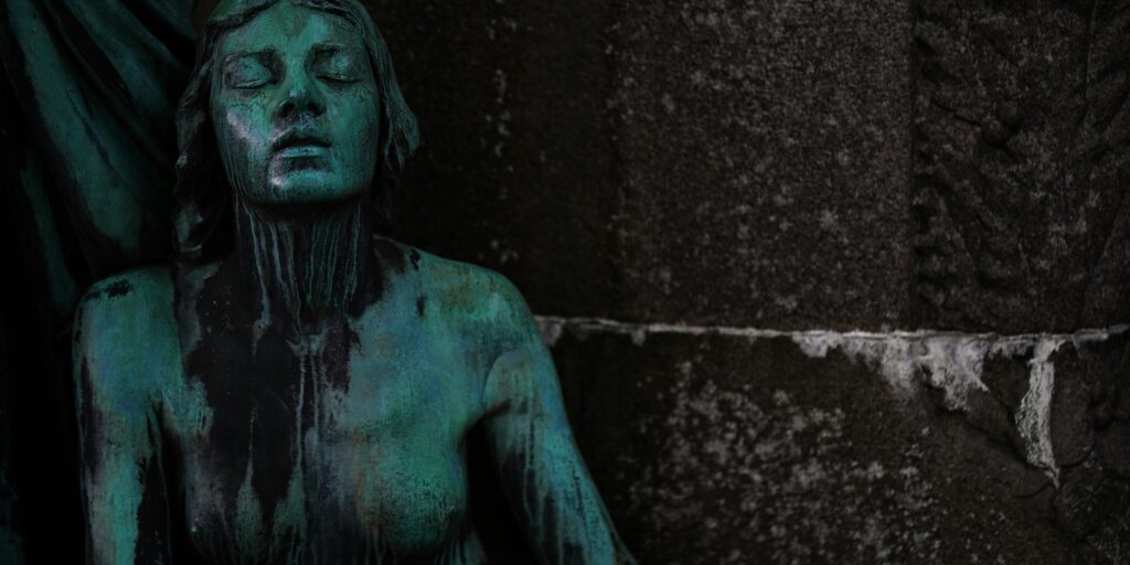 Representación de una transformación corporal oscura en una escena de cine de terror