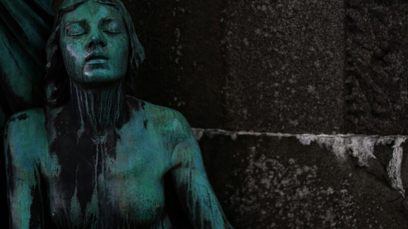 Representación de una transformación corporal oscura en una escena de cine de terror
