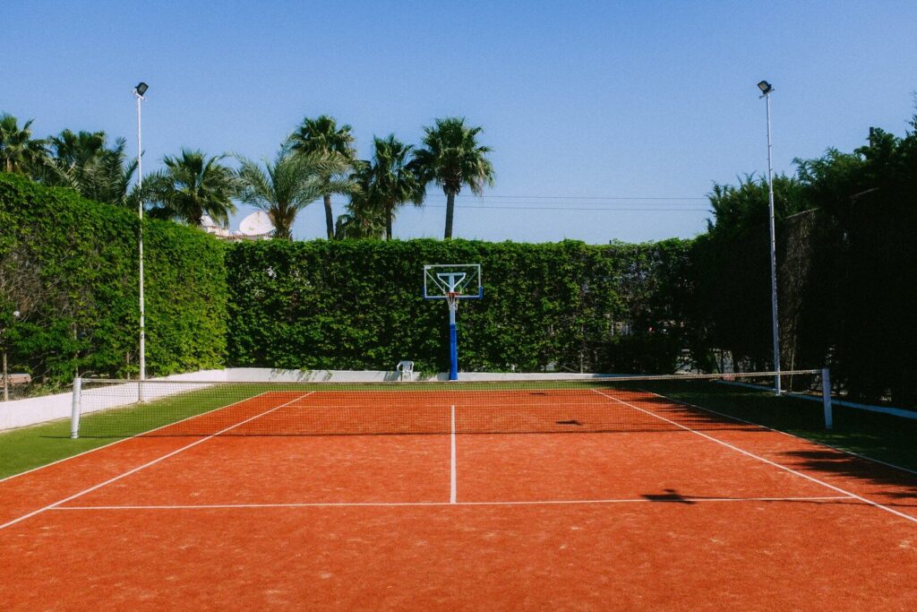 Jugadores disputando un partido de pádel en una pista deportiva