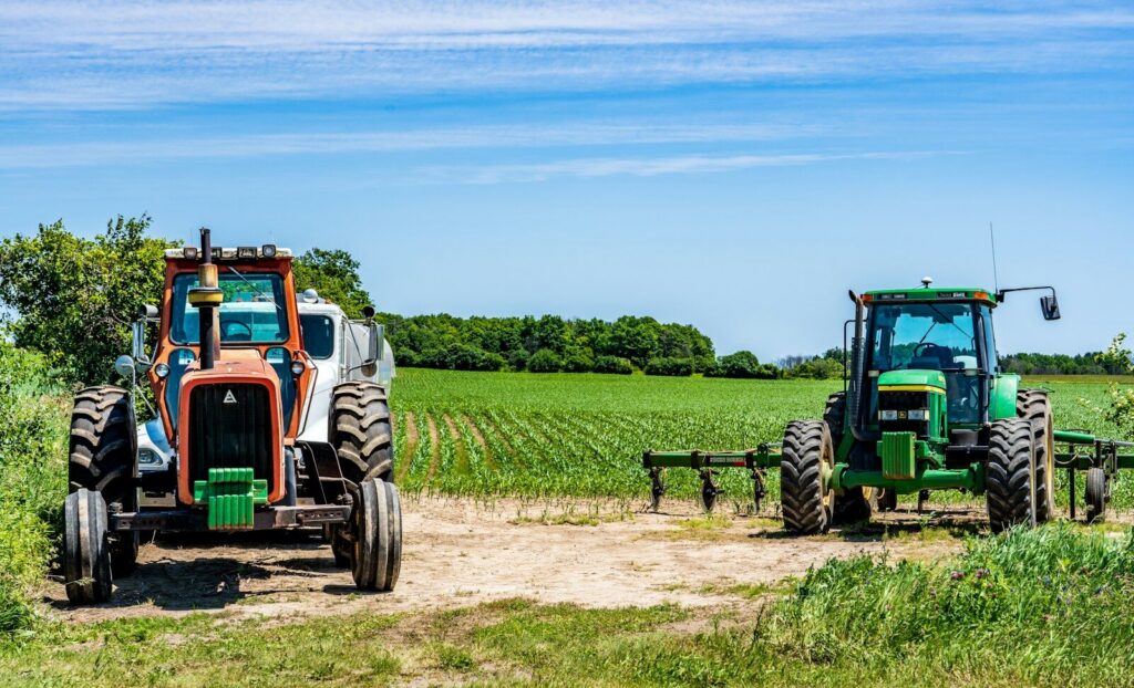 Personas analizan tecnología y oportunidades de negocio para el sector agropecuario