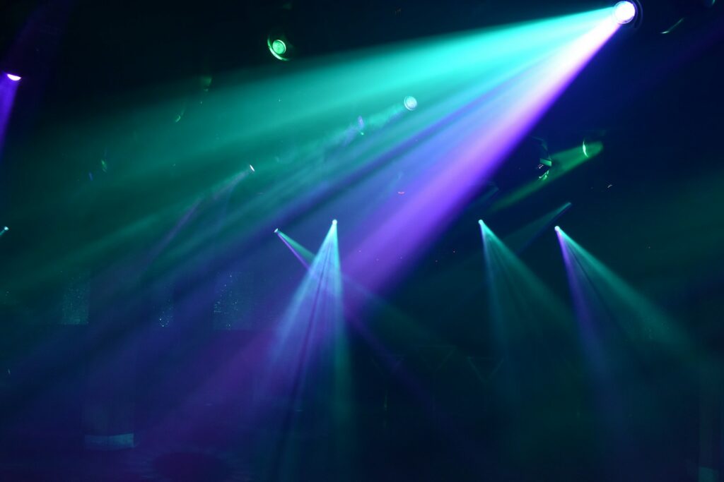 Escenario con luces y público en una noche de concierto en un club nocturno