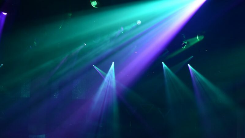 Escenario con luces y público en una noche de concierto en un club nocturno
