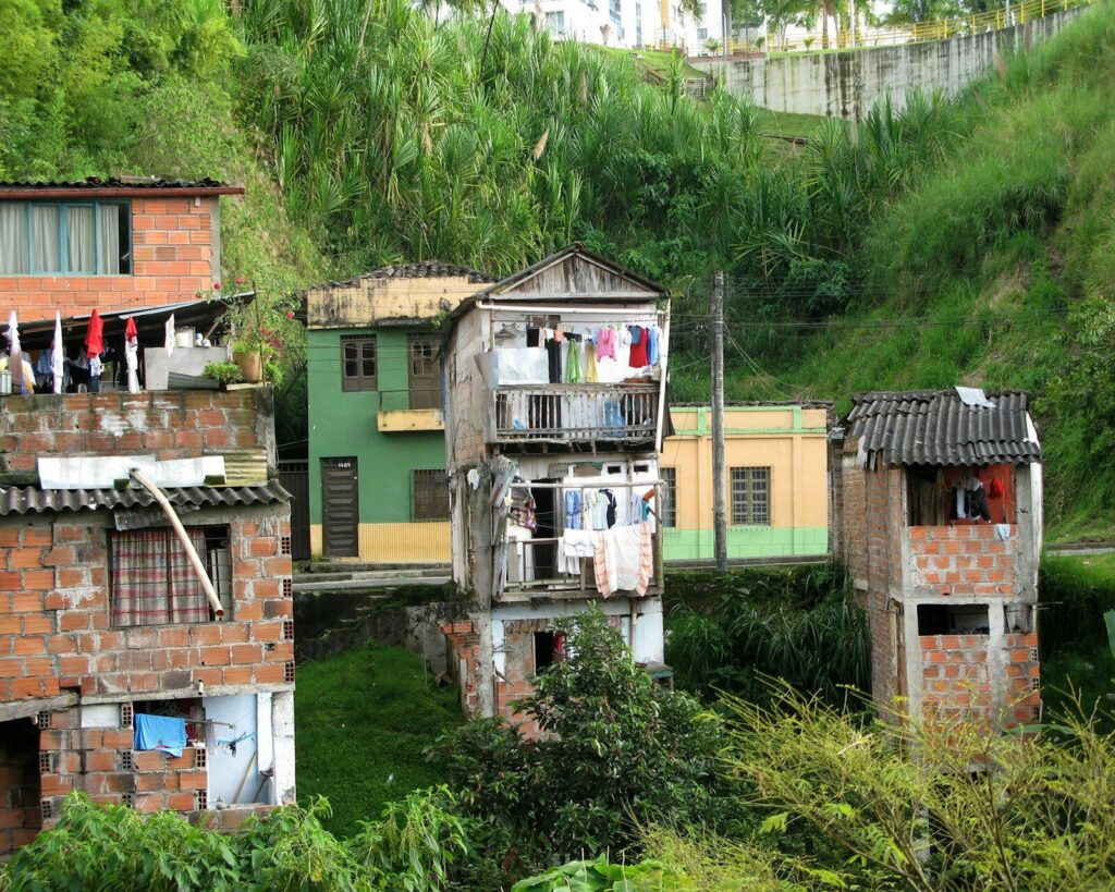 Obras de construcción de viviendas nuevas para familias afectadas por un desastre en Chocó